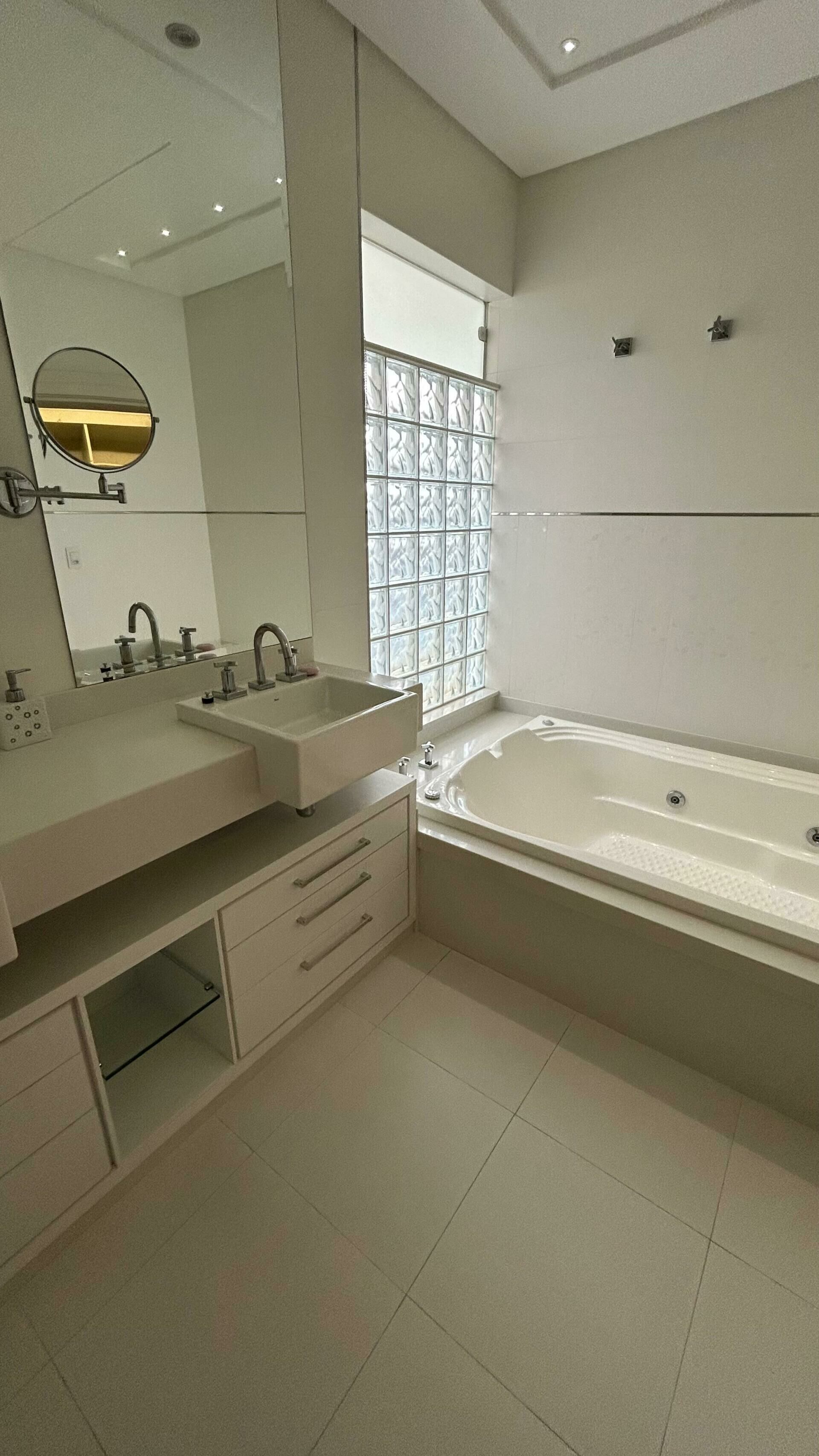 Imagem do Casa com piscina em condomínio Residencial  Fechado no bairro Jaraguá Esquerdo